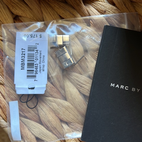 Marc by Marc Jacobs Women's MBM3217 Analog Display Analog Quartz Silver Watch - Picture 7 of 13